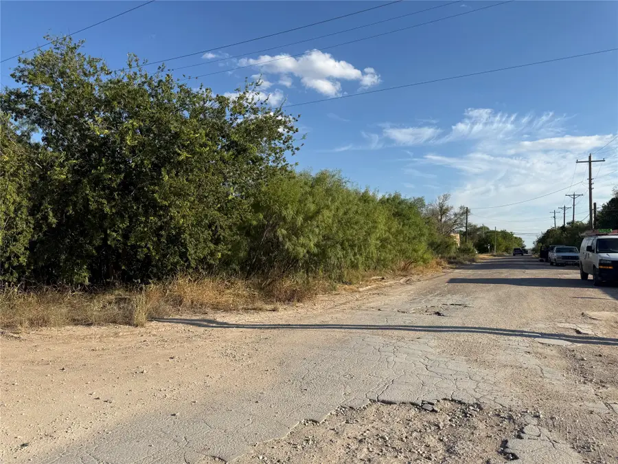 309 S Mcmillin Street, Stamford, TX 79553 - #2