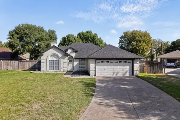 2662 Village Green Drive, Grand Prairie, TX 75052