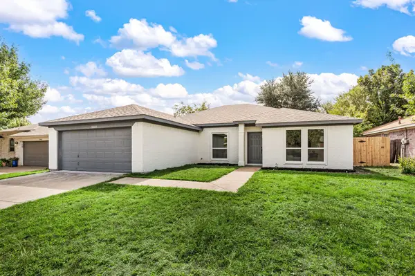 10805 Pebblecreek Court, Benbrook, TX 76126