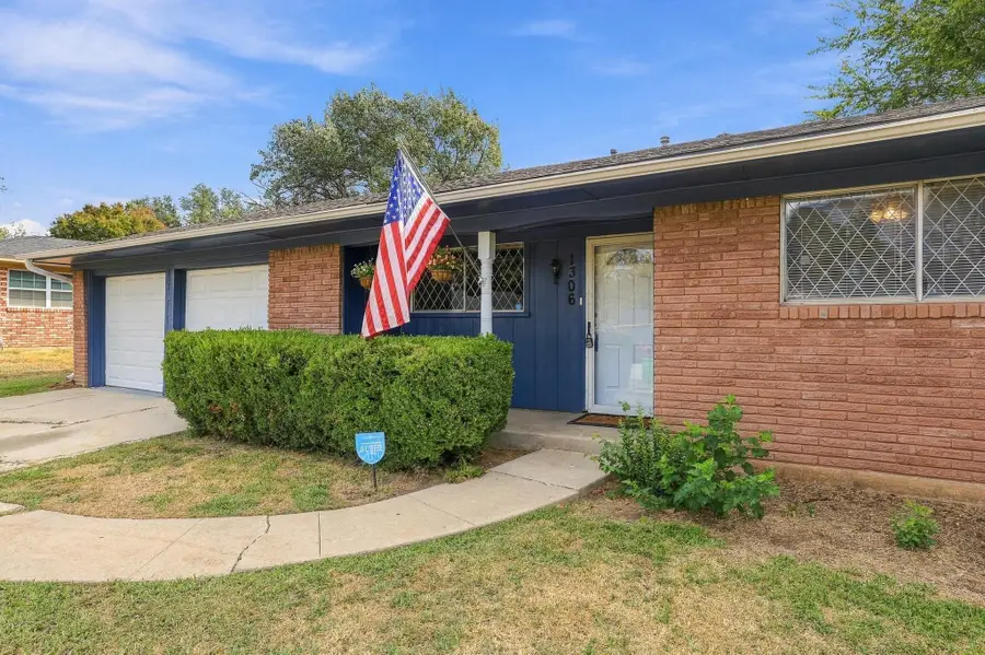 1306 Hillside Drive, Gainesville, TX 76240 - #2