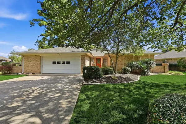 718 Kiowa Drive W, Lake Kiowa, TX 76240