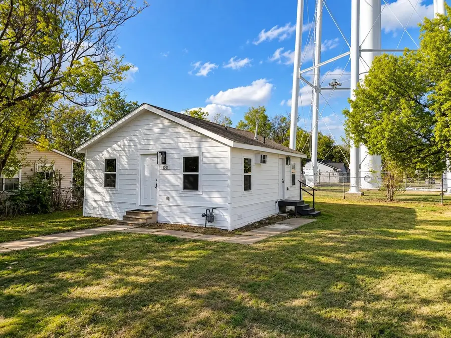 1301 E Grove Street, Kaufman, TX 75142 - #2