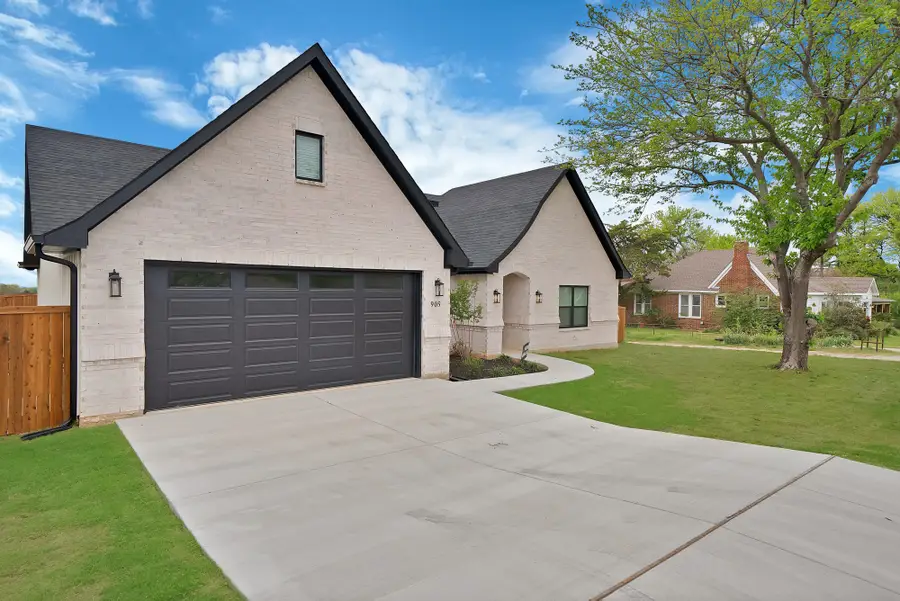 905 N Trinity Street, Decatur, TX 76234 - #2