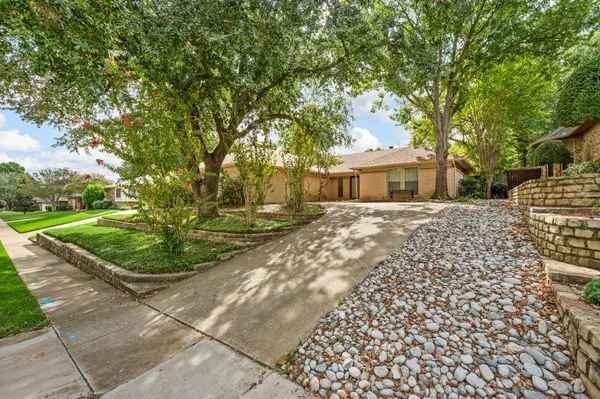 1700 Saxon Drive, Bedford, TX 76021