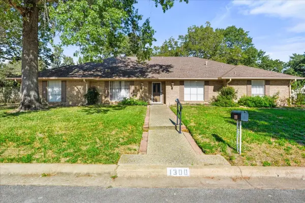 1300 Lexington Drive, Corsicana, TX 75110
