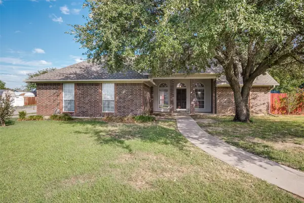 1001 Hunters Court, Sanger, TX 76266