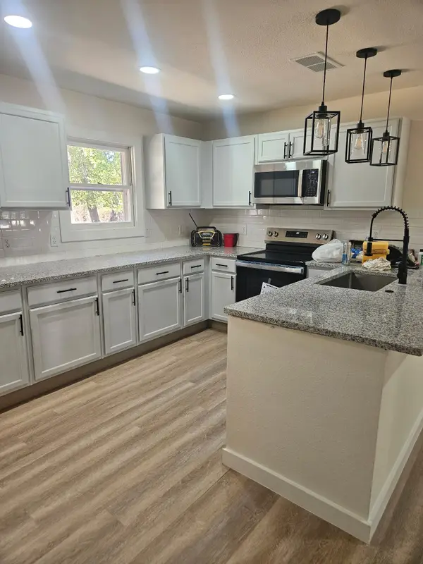 1005 Poe Street, Azle, TX 76020