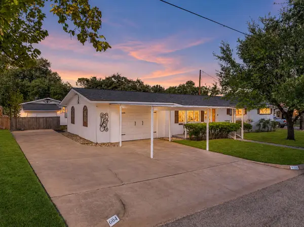 604 Crestview Drive, Granbury, TX 76048
