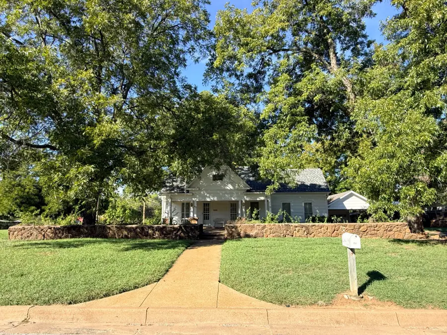 830 Plum Street, Graham, TX 76450 - #2