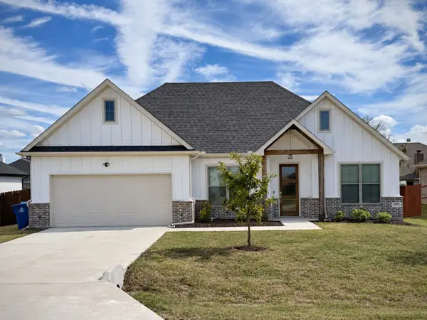 241 Poinsetta Drive, Palmer, TX 75152
