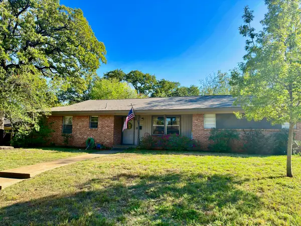 633 Oakwood Avenue, Hurst, TX 76053
