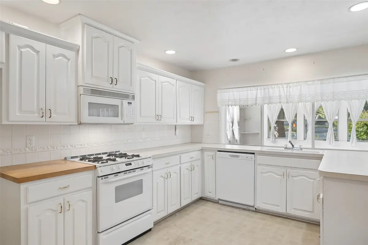 3309 S Edelweiss Drive, Grand Prairie, TX 75052 - #1