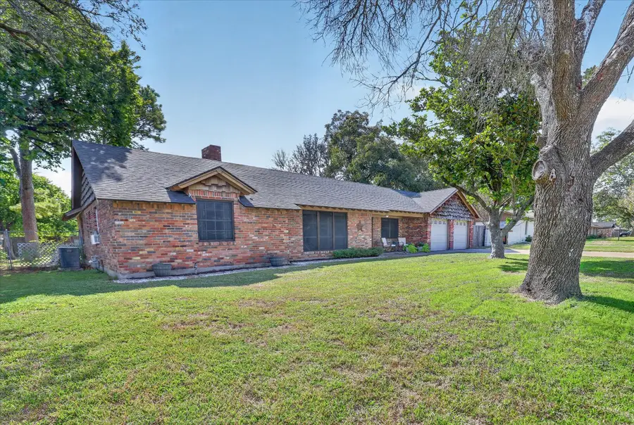 1215 Crestwood Drive, Cleburne, TX 76033 - #2