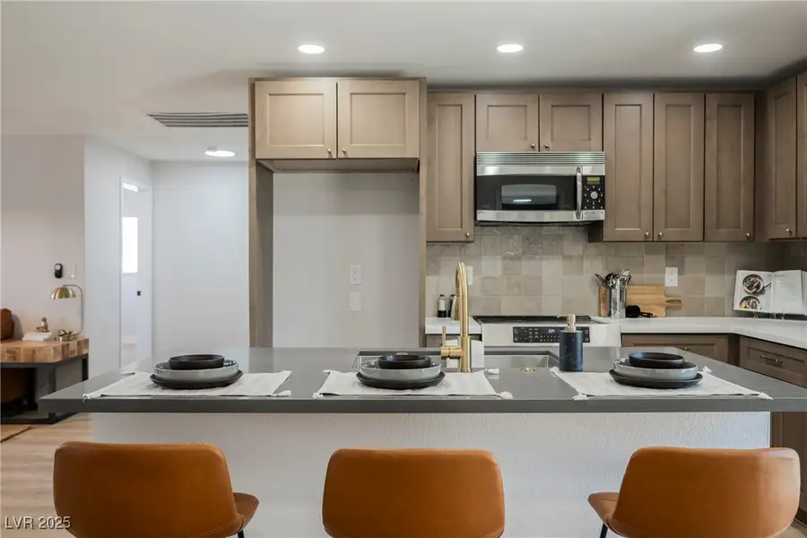 1864 Shadow Mountain Place, Las Vegas, NV 89108 - Image #2