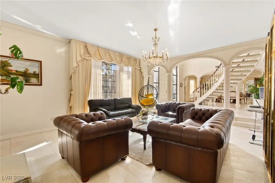 2834 Queens Courtyard Drive, Las Vegas, NV 89109 - Image #2