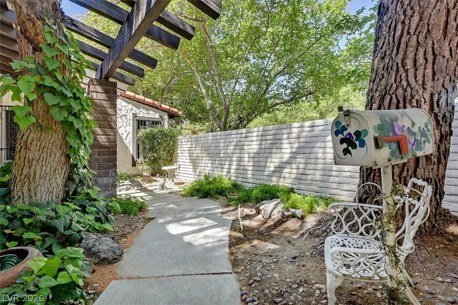 2200 Plaza Del Robles, Las Vegas, NV 89102 - #2