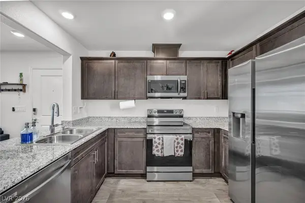 2742 Champagne Gold Avenue, North Las Vegas, NV 89086