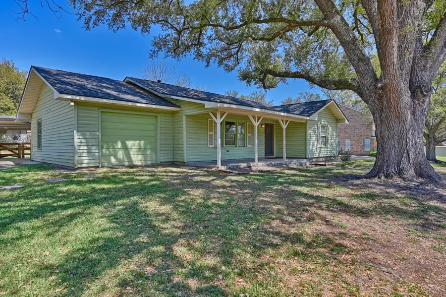 104 E Nichols Street, Bellville, TX 77418 - #2