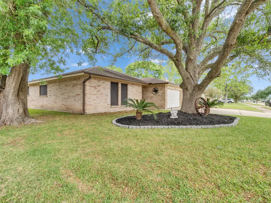 101 N Wagon Lane N, Angleton, TX 77515 - #2