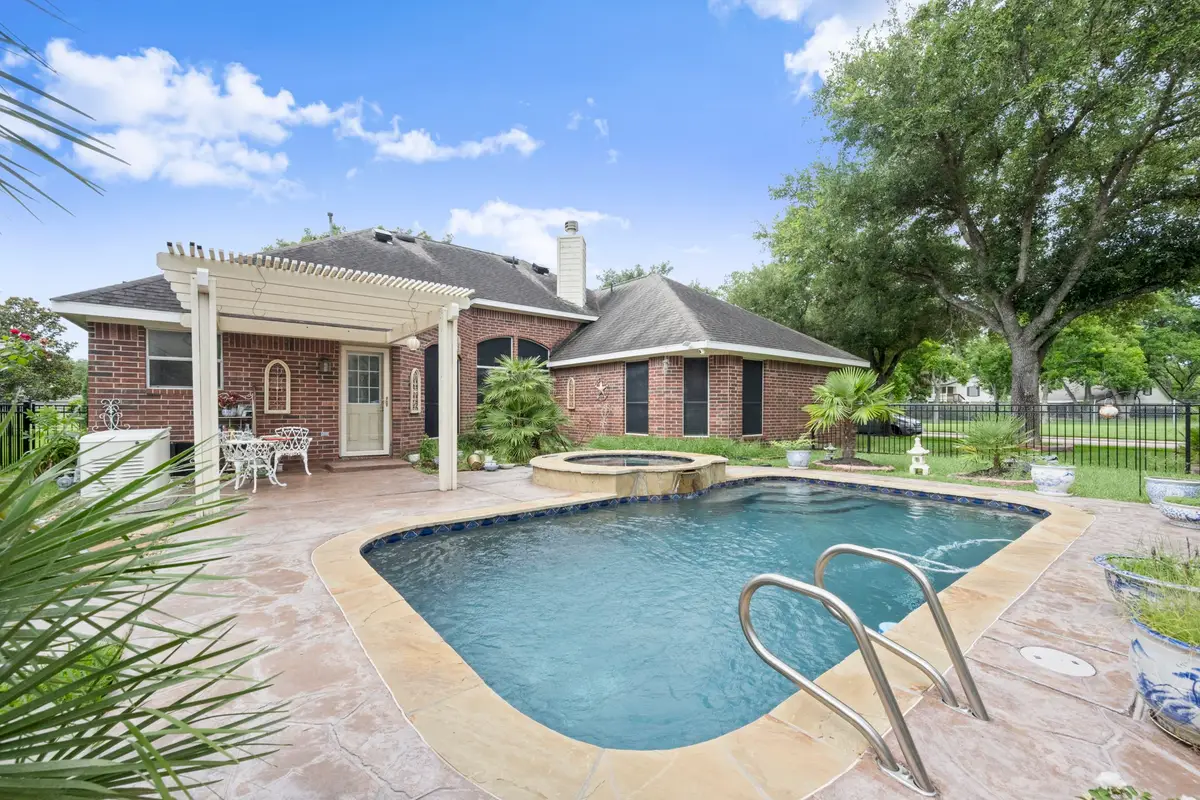 3903 Crystal Lake Circle S, Pearland, TX 77584 - #1