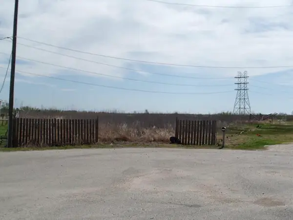 1080 S Paloma Drive, Rosharon, TX 77583