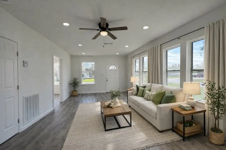 301 E 3rd E Street, Sweeny, TX 77480 - Image #2