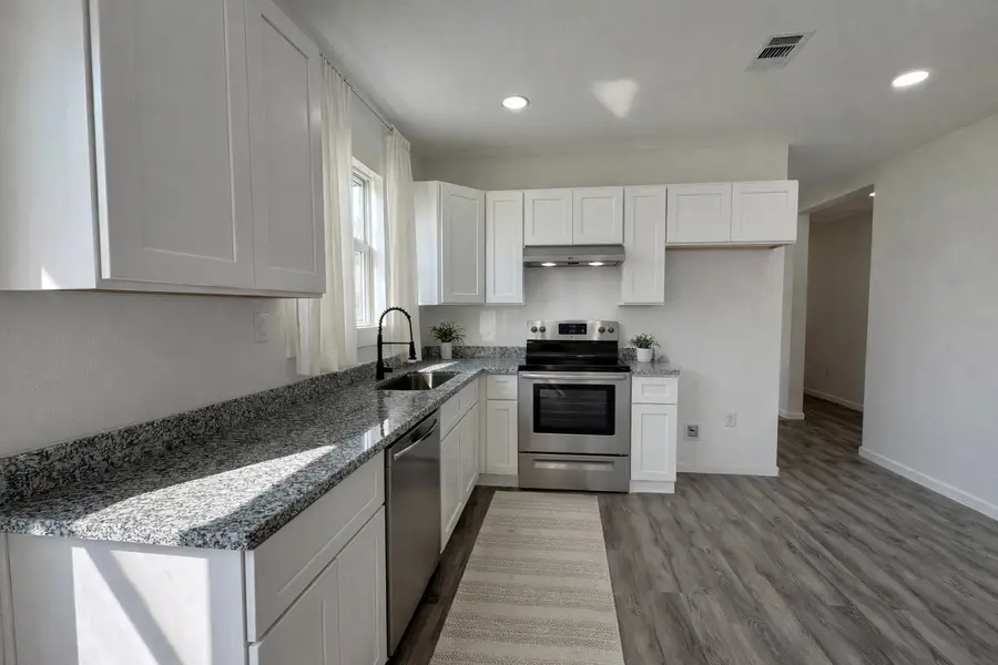 301 E 3rd E Street, Sweeny, TX 77480 - Image #3