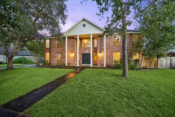 1414 W Castlewood Avenue, Friendswood, TX 77546
