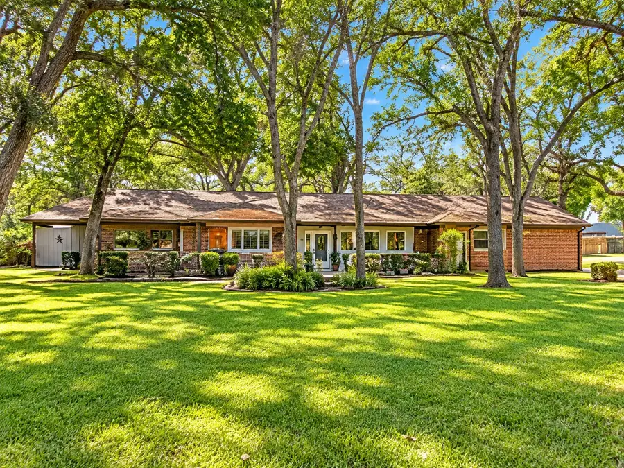 720 Surrey Ln, Wallis, TX 77485 - #2