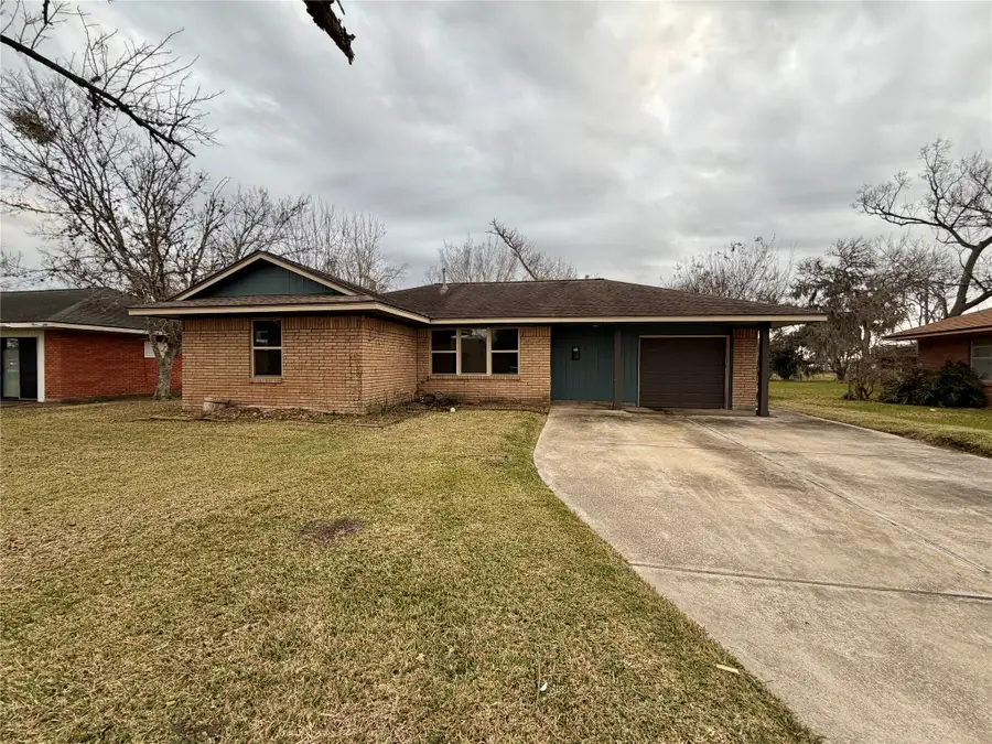 104 Mimosa Street, Lake Jackson, TX 77566 - #2