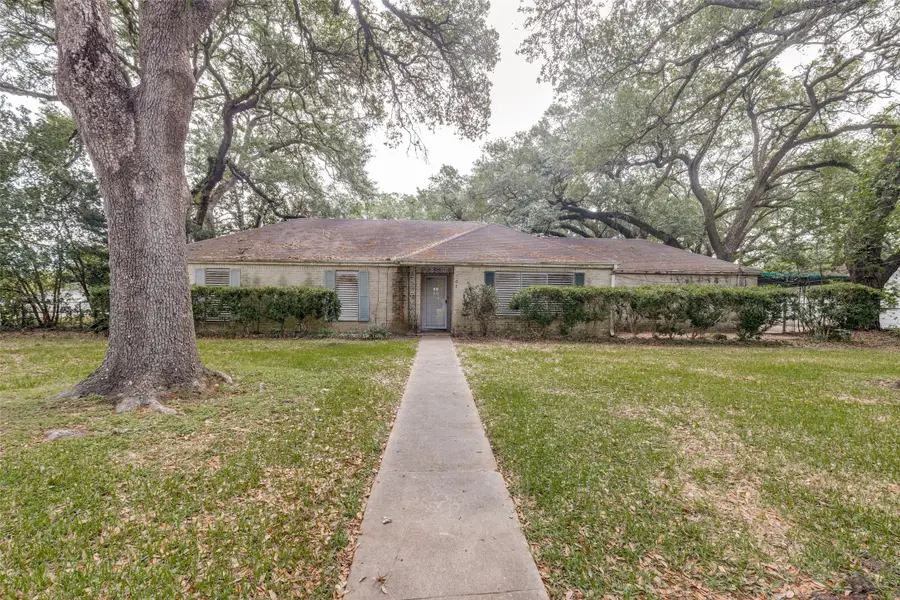 801 S Jackson Street, Alvin, TX 77511 - #3