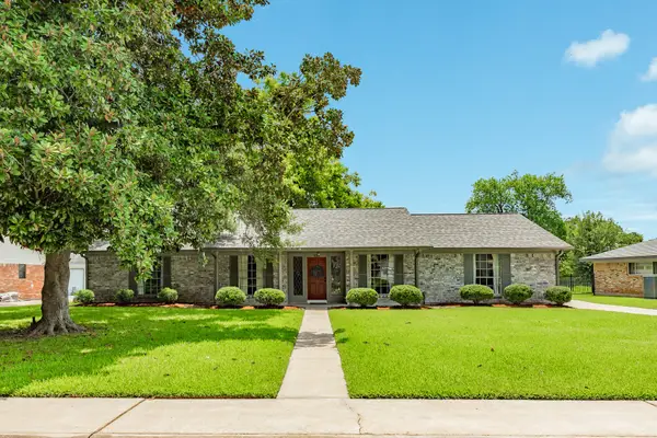 320 Linden Lane, Lake Jackson, TX 77566