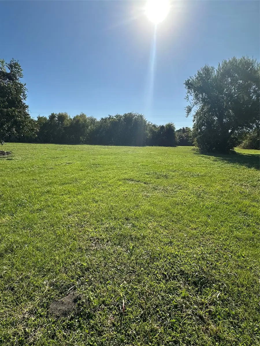 000 Yupon, La Marque, TX 77568 - Image #3