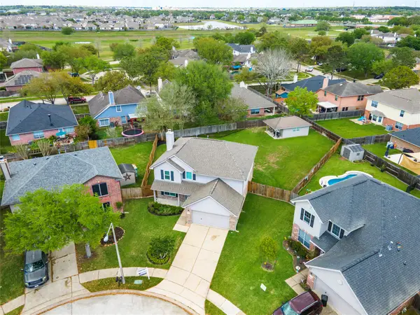 207 Fox Springs Court, Dickinson, TX 77539