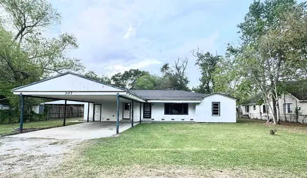 307 E Walnut Avenue, Winnie, TX 77665