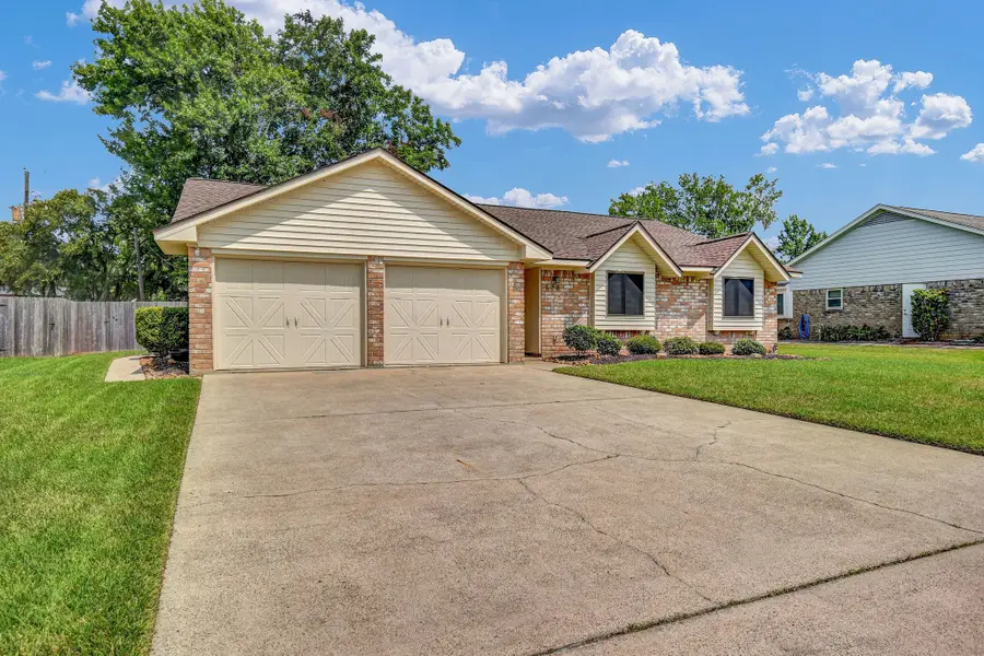 528 Daffodil Street, Lake Jackson, TX 77566 - #3