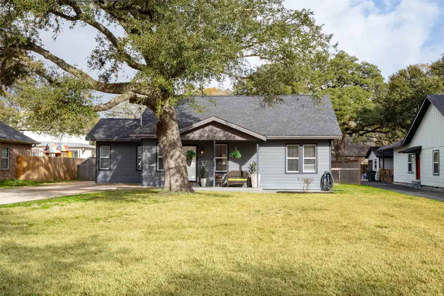 711 4th Street, Sealy, TX 77474 - #2