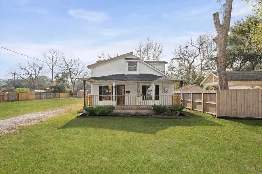 222 E Southland Avenue, Alvin, TX 77511 - Image #2