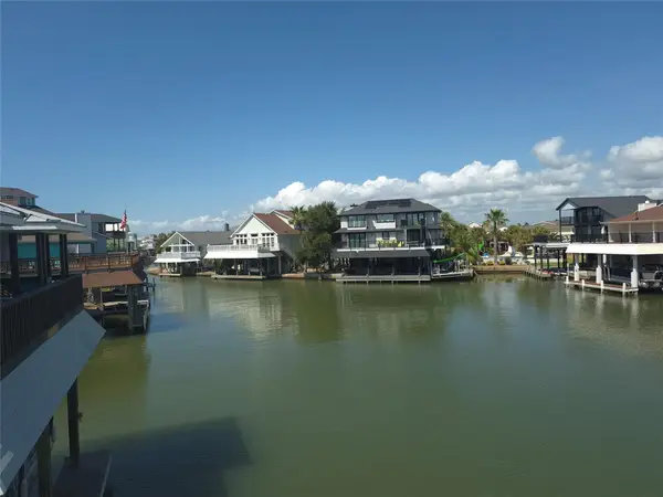 129 Quayside Drive, Tiki Island, TX 77554