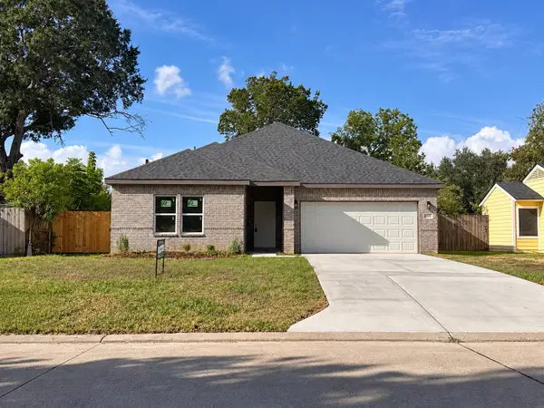 501 Briarwood Drive, Baytown, TX 77520