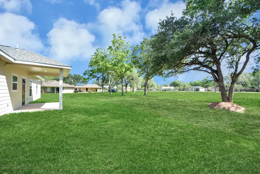 706 Clara Ave, El Campo, TX 77437 - #2