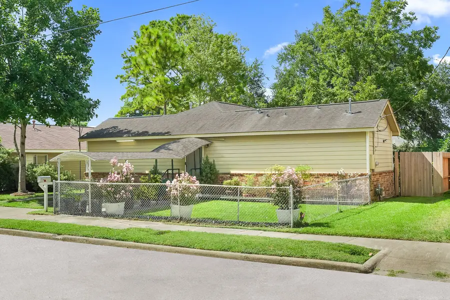 15 E Sterling Street, Baytown, TX 77520 - #2