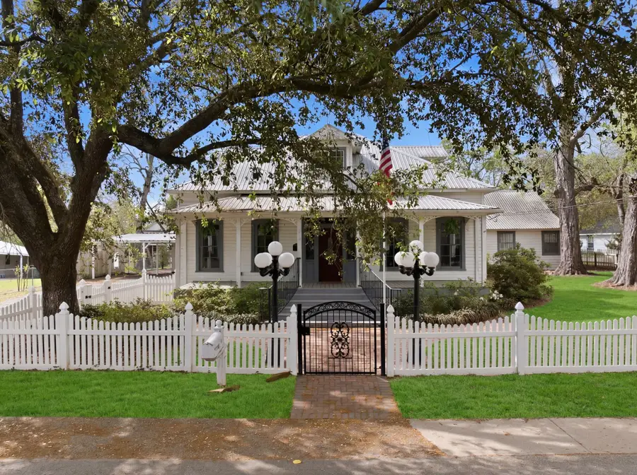 705 College Street, Montgomery, TX 77356 - #2
