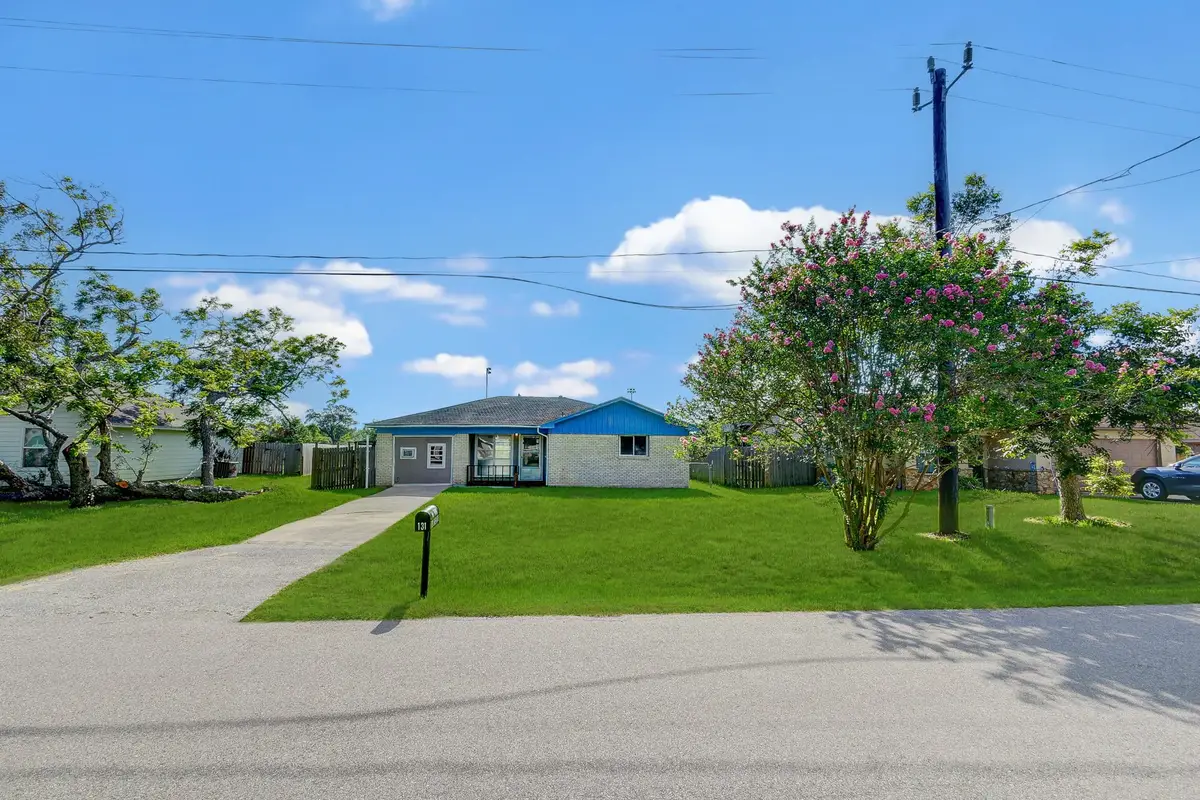 131 Lakewood Drive, Clute, TX 77531 - #1