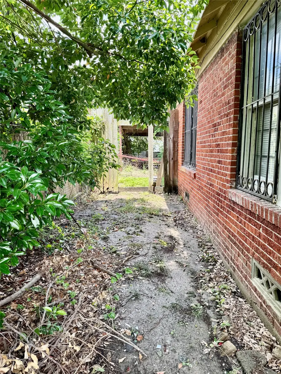 105 Dresden Street, Houston, TX 77012 - #2