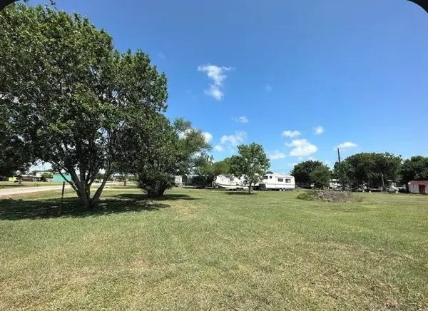 1105 W Cleveland Avenue, Seadrift, TX 77983