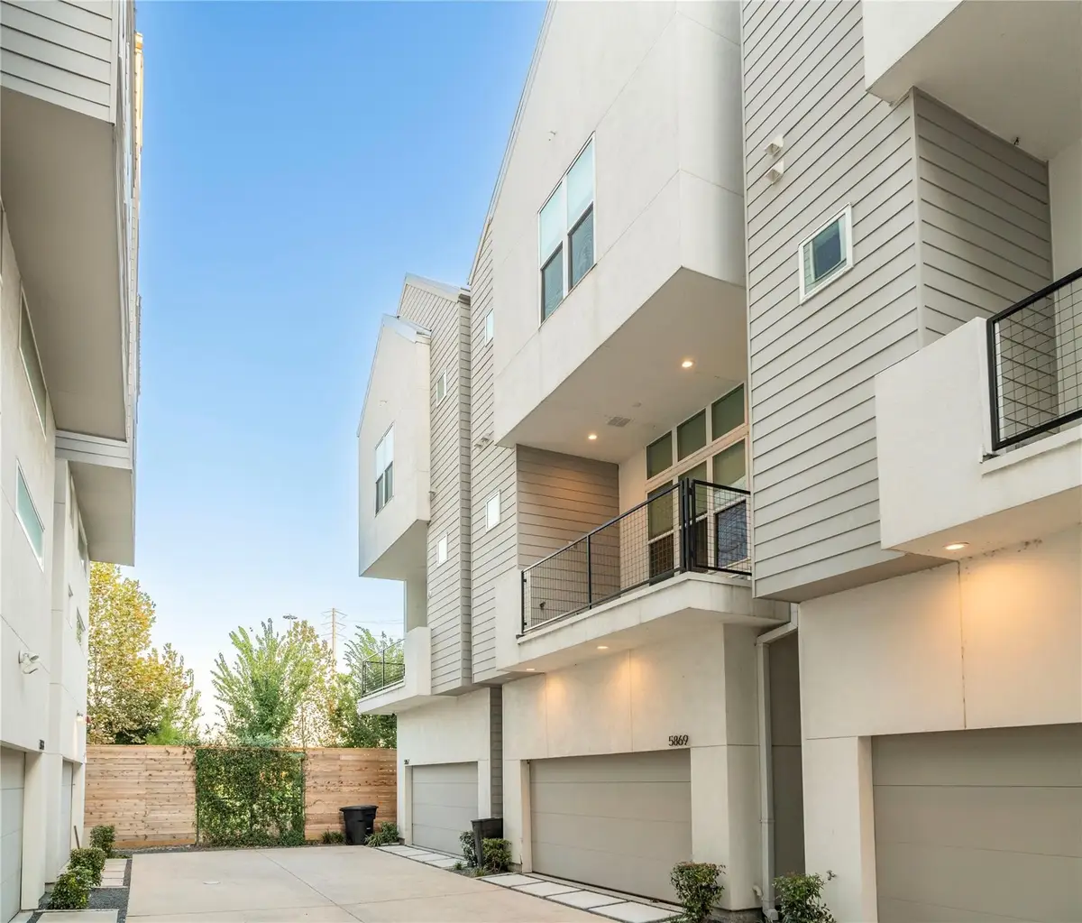 5869 E Post Oak Lane, Houston, TX 77055 - Image #1