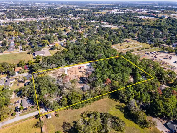 225 Foster Street, Alvin, TX 77511