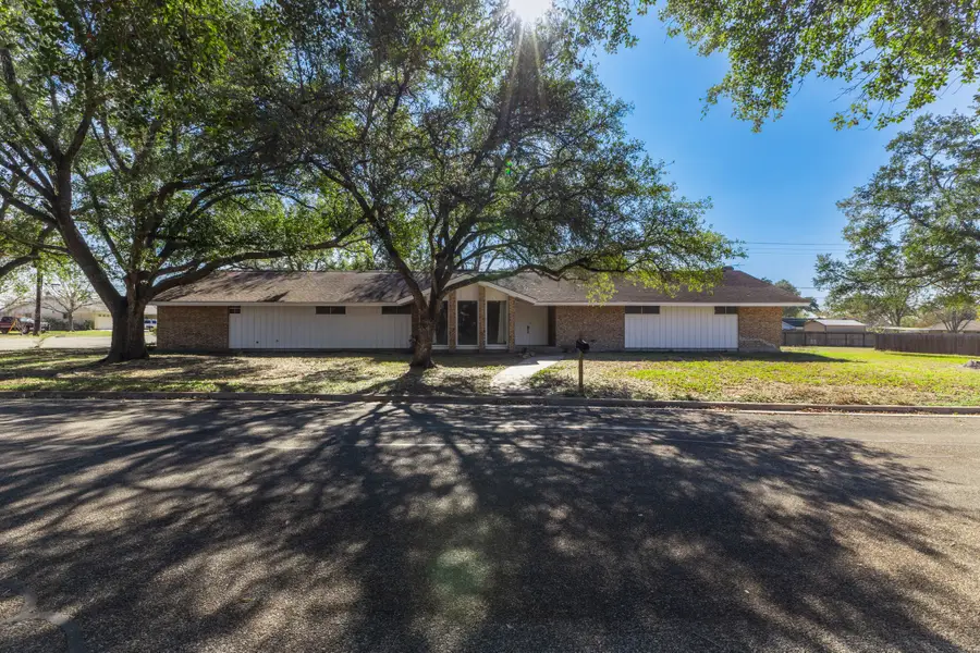 202 Kallus Street, Schulenburg, TX 78956 - Image #2