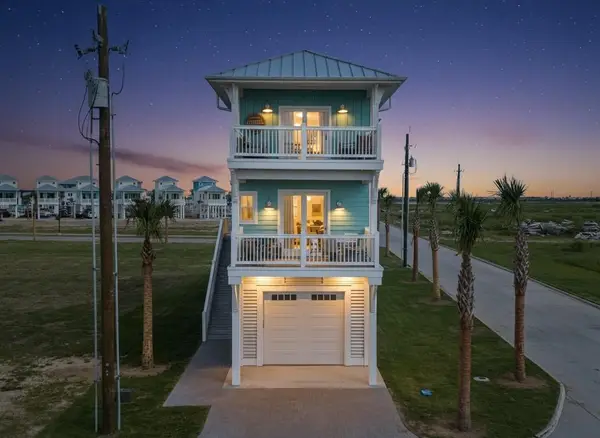 699 Seaside Dr, Crystal Beach, TX 77650